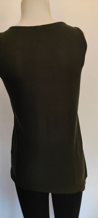 Top Stradivarius verde oscuro sin mangas