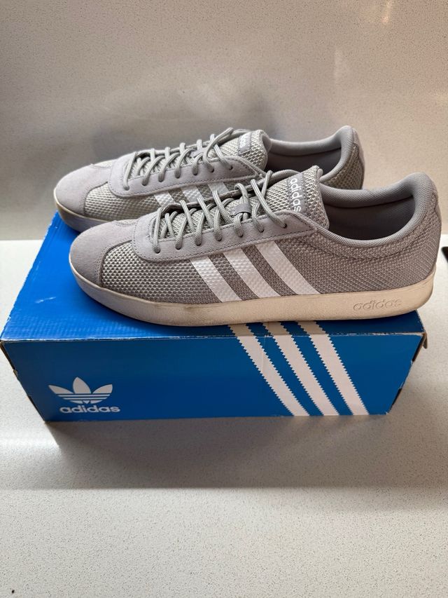 Zapatillas Adidas grises casual