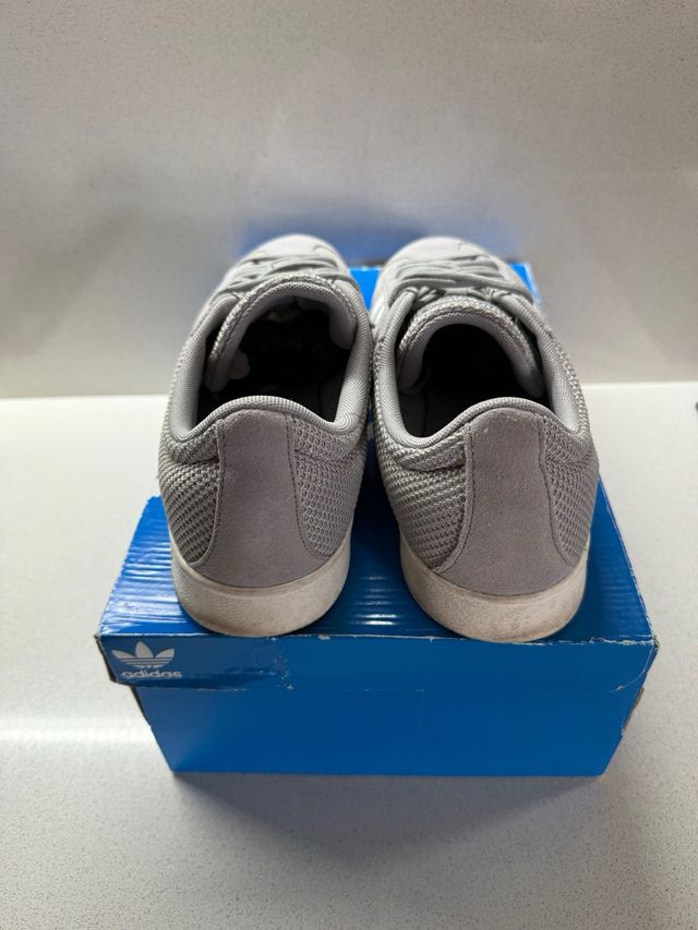 Zapatillas Adidas grises casual