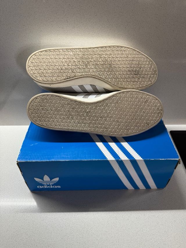 Zapatillas Adidas grises casual