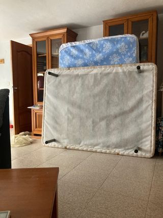 Colchón y base tapizada