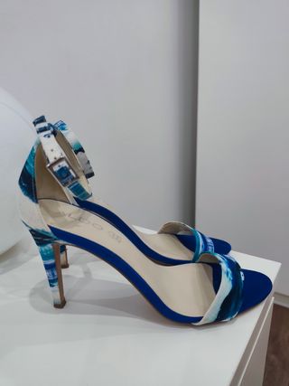 Zapatos tacón azul y blanco
