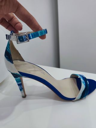 Zapatos tacón azul y blanco