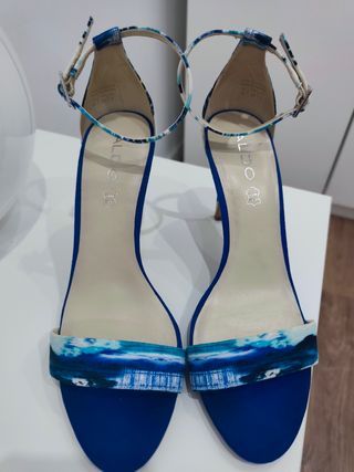 Zapatos tacón azul y blanco