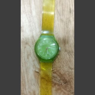 Reloj verde y amarillo