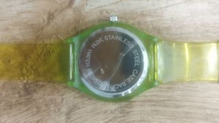 Reloj verde y amarillo