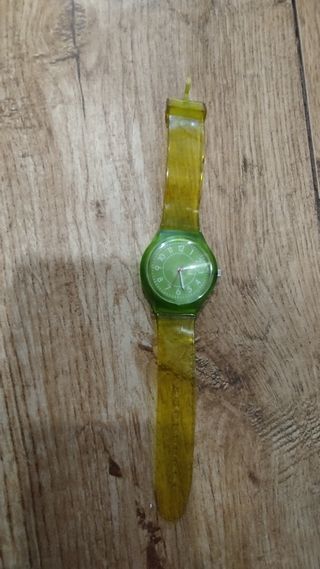 Reloj verde y amarillo