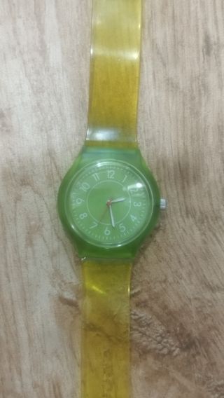Reloj verde y amarillo