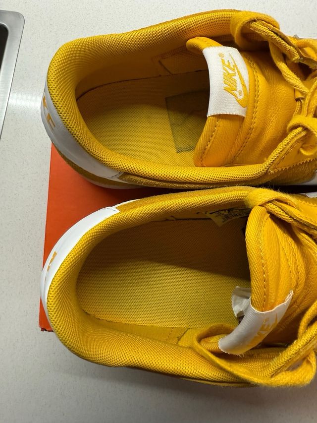 Zapatillas Nike amarillas de ante