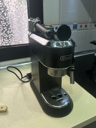 Cafetera espresso DeLonghi negra