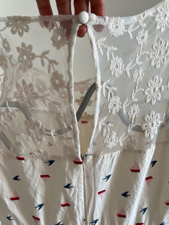 Vestido beige con encaje