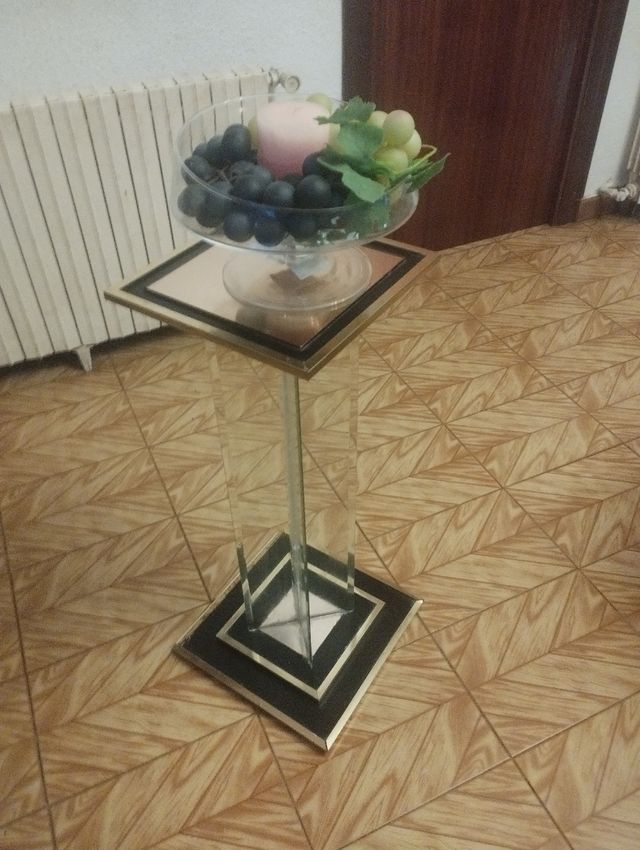 Mesa cristal dorada. Decoración