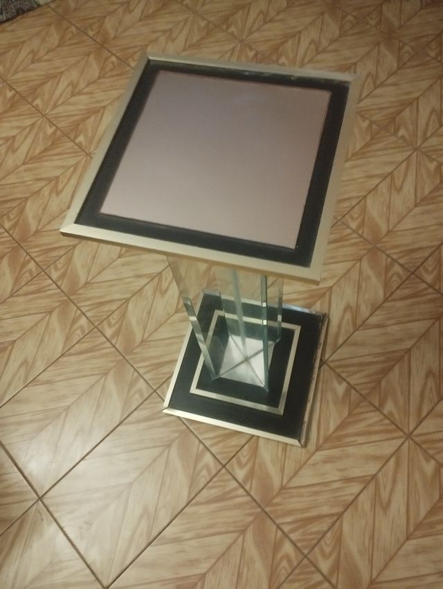 Mesa cristal dorada. Decoración