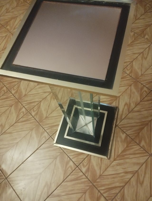 Mesa cristal dorada. Decoración