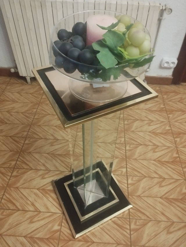 Mesa cristal dorada. Decoración