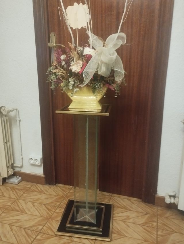 Mesa cristal dorada. Decoración