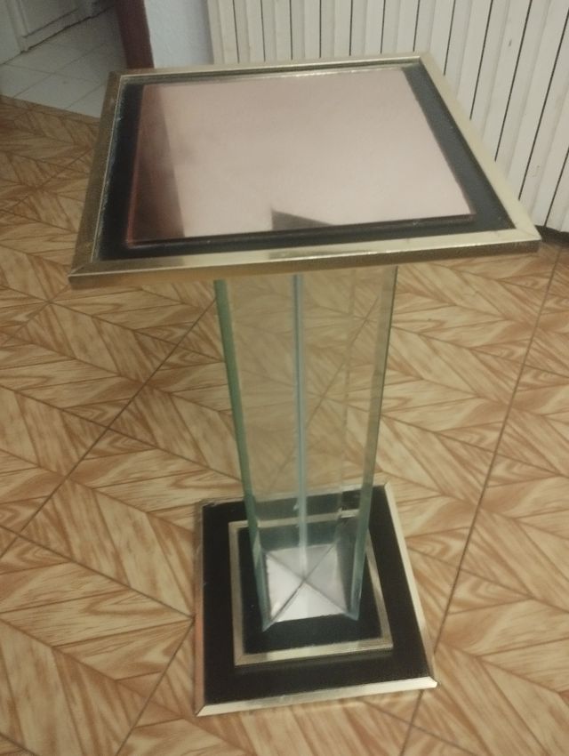 Mesa cristal dorada. Decoración