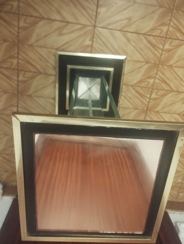 Mesa cristal dorada. Decoración