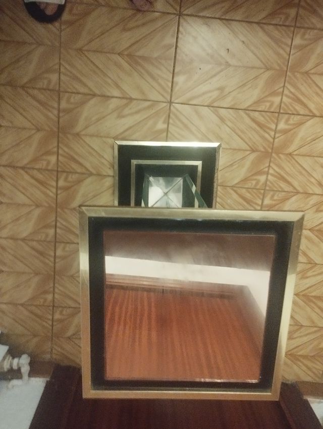 Mesa cristal dorada. Decoración