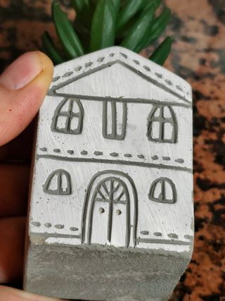 Maceta casita con planta artificial