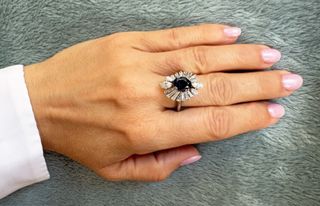 Anillo en oro blanco con zafiro 2.3 ct y diamantes