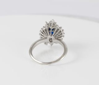 Anillo en oro blanco con zafiro 2.3 ct y diamantes
