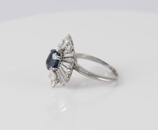 Anillo en oro blanco con zafiro 2.3 ct y diamantes