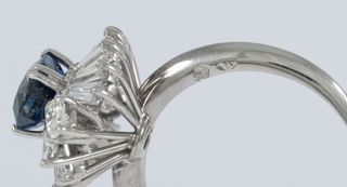 Anillo en oro blanco con zafiro 2.3 ct y diamantes