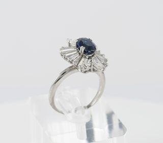 Anillo en oro blanco con zafiro 2.3 ct y diamantes