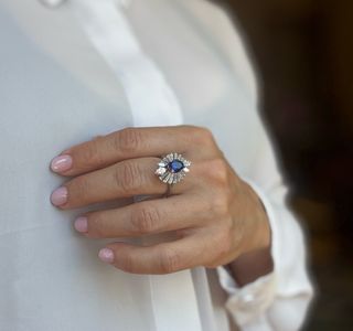Anillo en oro blanco con zafiro 2.3 ct y diamantes