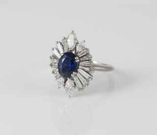 Anillo en oro blanco con zafiro 2.3 ct y diamantes
