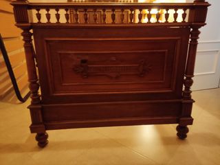 Cama antigua en perfecto estado mesilla