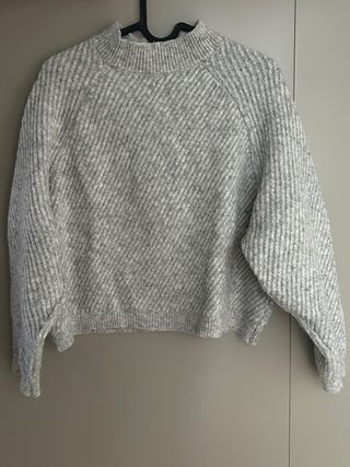Jersey gris cuello alto invierno