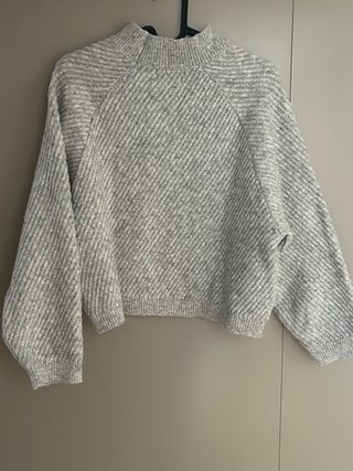 Jersey gris cuello alto invierno