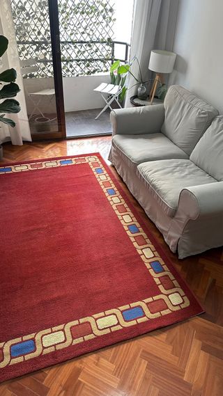 Alfombra roja grande - Bordes beige y azul