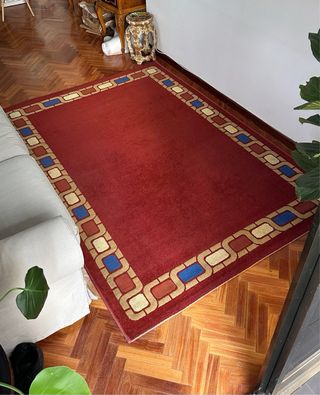 Alfombra roja grande - Bordes beige y azul