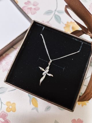 Colar com crucifixo de prata marca HSecret