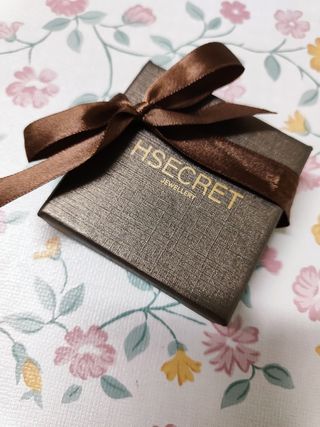 Colar com crucifixo de prata marca HSecret
