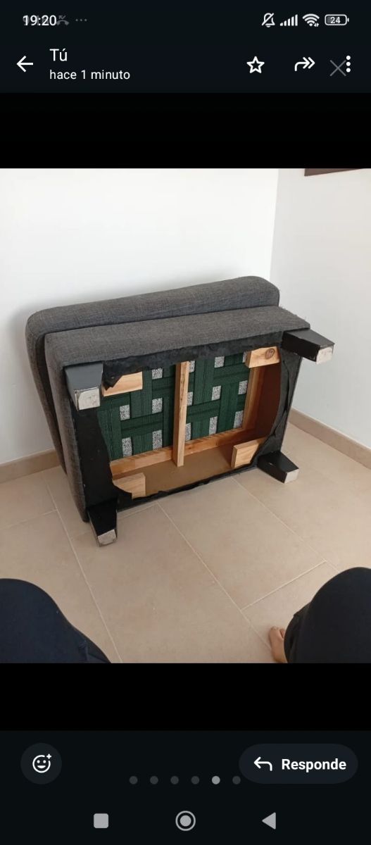 Sillón individual gris-azulado con reposapiés