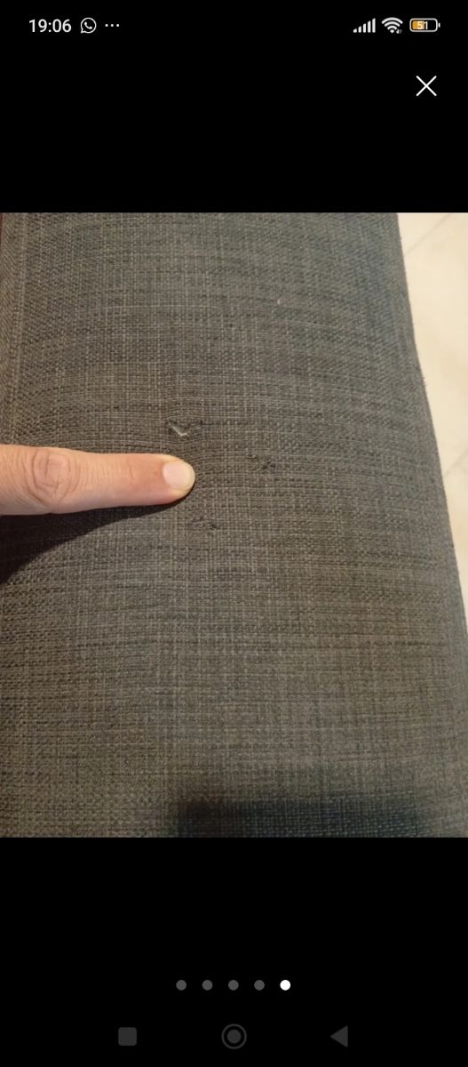 Sillón individual gris-azulado con reposapiés