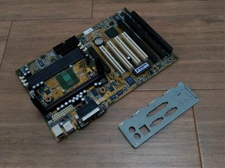 Placa-mãe Asus P2B Slot 1 -  Retro PCs
