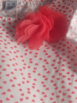 Camiseta niña corazones roja-blanca