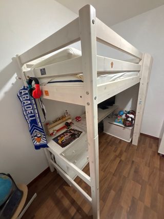 Cama alta blanca de madera pino,