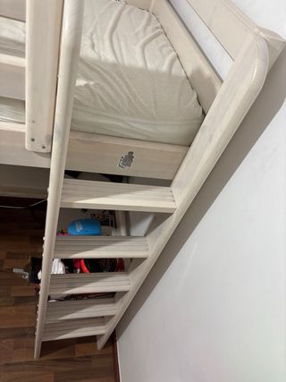Cama alta blanca de madera pino,