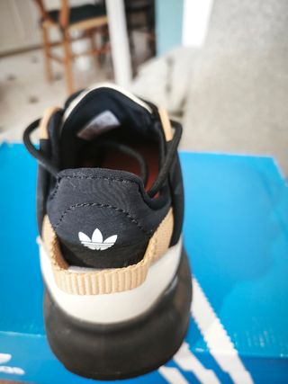 Adidas Tenis - Beige y Negro