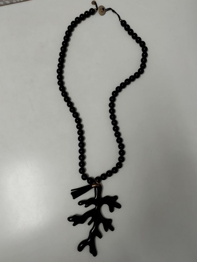 Collar con dije de coral negro.sin estrenar.