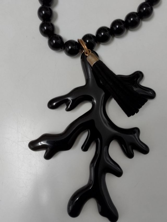 Collar con dije de coral negro.sin estrenar.