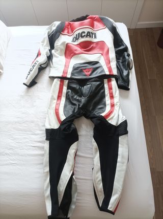 Mono cuero Ducati piel.
Talla L. Para 180.delgado.