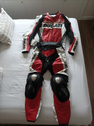Mono cuero Ducati piel.
Talla L. Para 180.delgado.