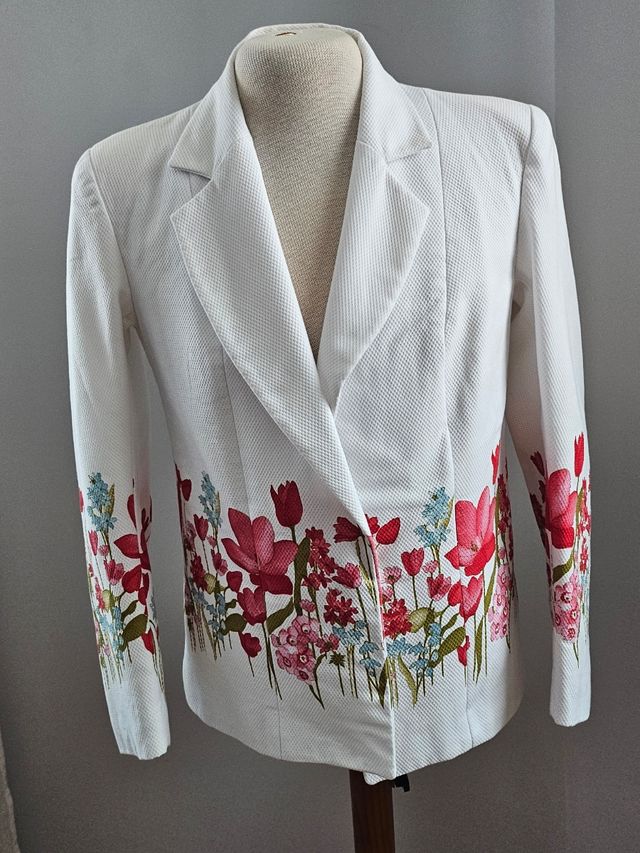 Chaqueta blanca piqué floral